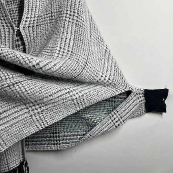 Chico's Womens Black Gray Fringe Hem Plaid Relaxed Cape Sweater Size L/XL - Picture 3 of 11